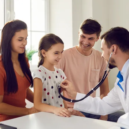 صورة لطبيب يكشف على الطفلة