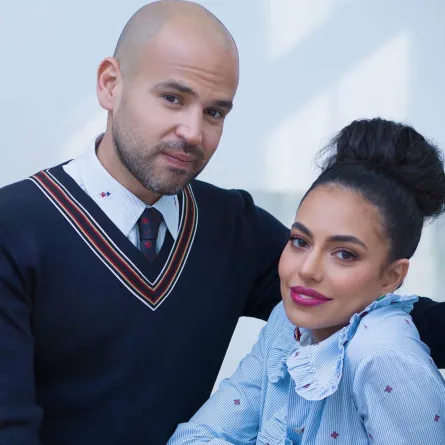 آبو وزوجته - الصورة من صفحته الرسمية على الفيس بوك