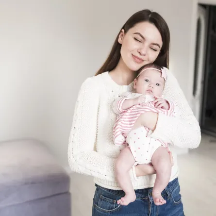 صورة لأم تحمل طفلها الرضيع