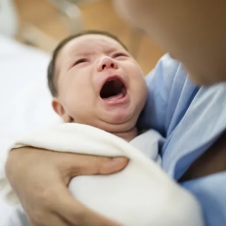 صورة لطفل رضيع يبكي