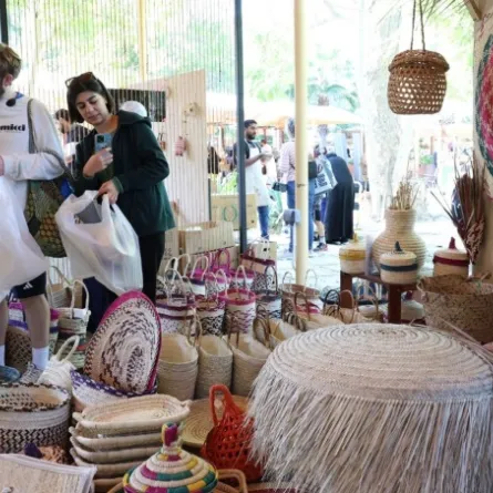   مشاركة 45 أسرة منتجة في سوق المزارعين البحرينيين بنسخته لهذا العام . الصورة من وكالة الأنباء البحرينية