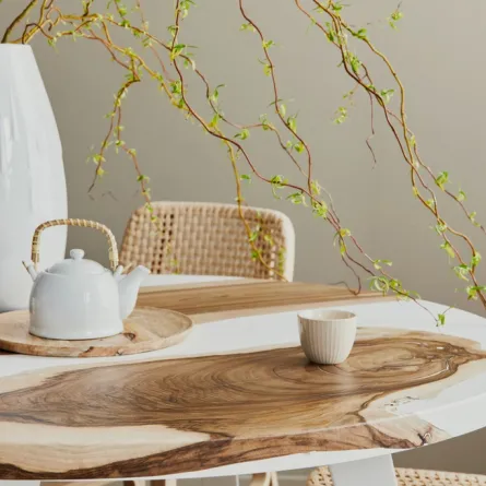 الكراسي في غرفة الطعام منفذة من مادة الراتان