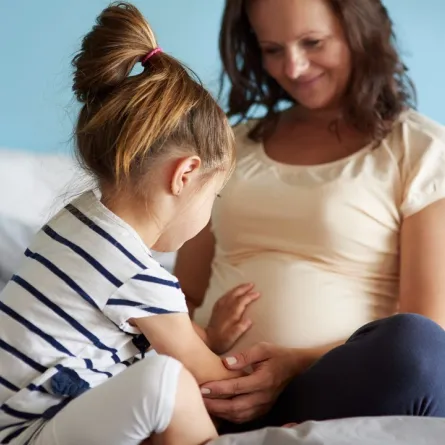 صورة لطفلة تدعم حمل أمها