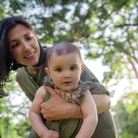 صورة لأم وابنتها بملامح أرمينية