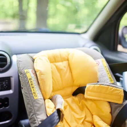 مقعد الطفل في السيارة