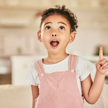 صورة فتاة تفكر في الإجابة