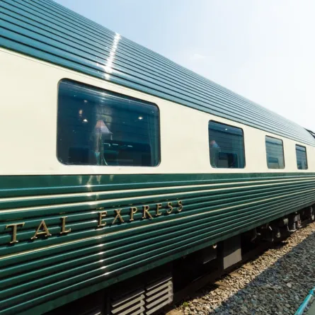 لقطة لقطار إيسترن إند أورينتال إكسبرس من الخارج 