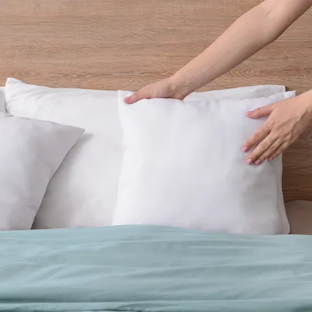 العناية بوسائد السرير