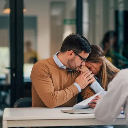 صورة لزوج يدعم زوجته الحزينة