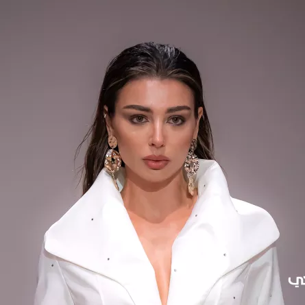 صيحات جمالية راقية مناسبة ليوم الحب.. هل جربت يوماً تسريحة الشعر المرصعة؟