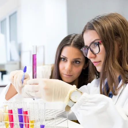 صورة لأم تحبب طفلتها في العلوم