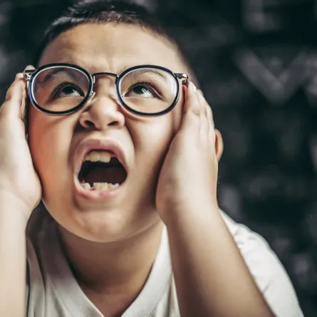 صورة لطفل يشعر بالخوف والفزع