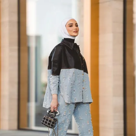 دلال الدوب ترتدي الجينز - الصورة من حسابها على انستغرام