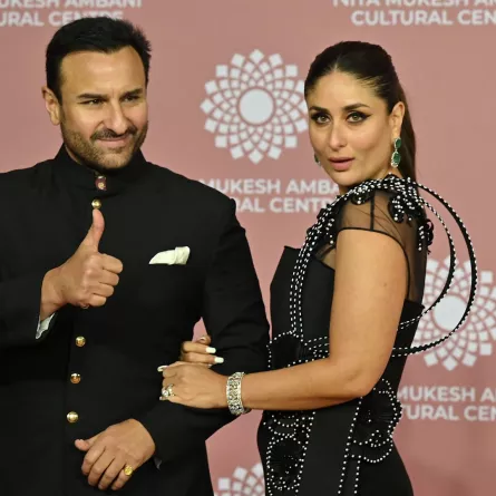 كارينا كابور وسيف علي خان (Saif Ali Khan and Kareena Kapoor in Mumbai). مصدر الصورة: SUJIT JAISWAL / AFP