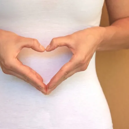 صورة لحامل فرحة بحملها