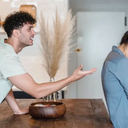 زوج يعنف زوجته في منزلهما ويشيح بيده غضبًا 