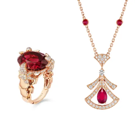 مجوهرات مرصوفة بأحجار حمراء لعيد الحب