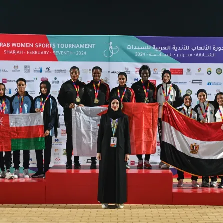  سعادة حنان المحمود خلال مراسم التتويج لألعاب القوى في عربية السيدات 2024