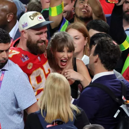 ترافيس كيلسي وتايلور سويفت في نهائي السوبر بول بلاس فيغاس (Travis Kelce with Taylor Swift during Super Bowl in Las Vegas). مصدر الصورة:  Nevada. Ethan Miller/Getty Images/AFP