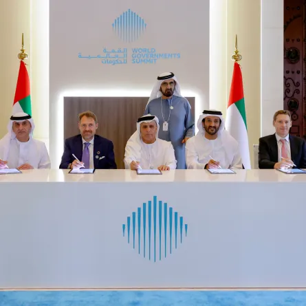 الشيخ محمد بن راشد يشهد توقيع اتفاقية لإطلاق خدمة التاكسي الجوي بدبي عام 2026. الصورة من مكتب دبي الإعلامي