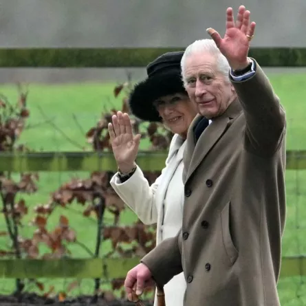 الملك تشارلز والملكة كاميلا في كنيسة القديسة مريم المجدلية في ساندرينغهام (King Charles and Queen Camilla at St Mary Magdalene Church on the Sandringham). مصدر الصورة: JUSTIN TALLIS / AFP