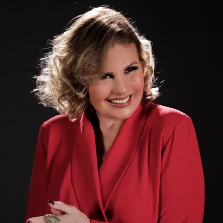 الفنانة يسرا