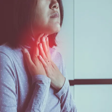 صورة لامرأة تشعر بألم في الحلق