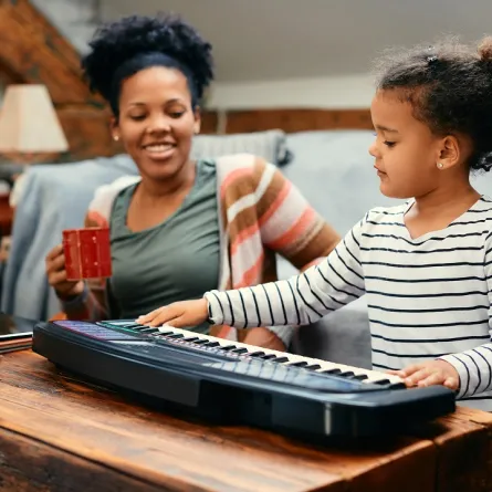 صورة لطفلة وامها