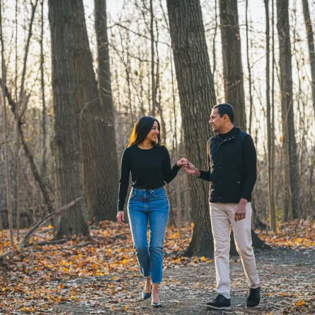 خطيبان يتنزهان بسعادة بين أحضان الطبيعة