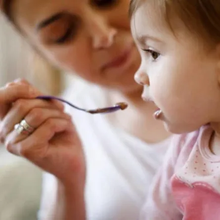 صورة لأم تطعم طفلها