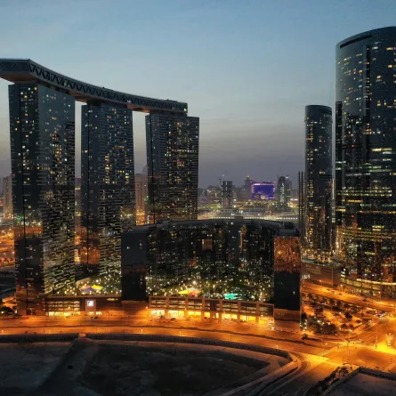 إمارة أبوظبي. الصورة من موقع unsplash by Kamil Rogalinski