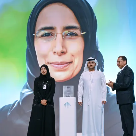 الشيخ مكتوم بن محمد يكرم وزير الصحة القطرية بجائزة أفضل وزير بالعالم. الصورة من مكتب دبي الإعلامي