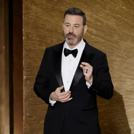جيمي كيميل في حفل توزيع جوائز أوسكار 2023 (Jimmy Kimmel during the 95th Annual Academy Awards). مصدر الصورة: Kevin Winter/Getty Images/AFP