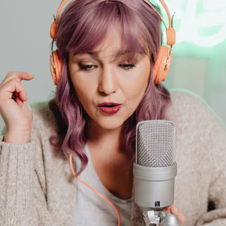 فتاة تقدم برنامجاً إذاعياً عبر البودكاست  