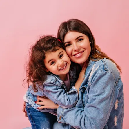 صورة لأم تحتضن ابنتها