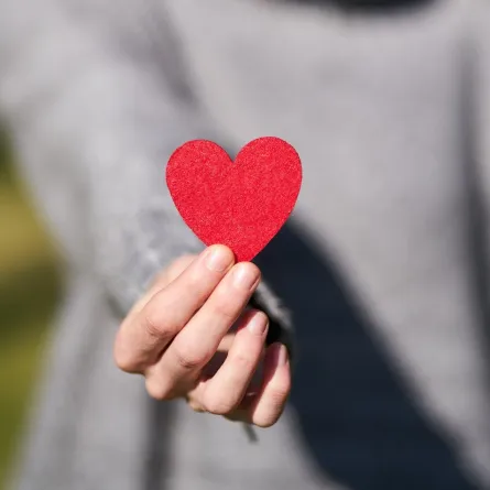 الحب في علاقة صحية يساهم في تحسين المزاج