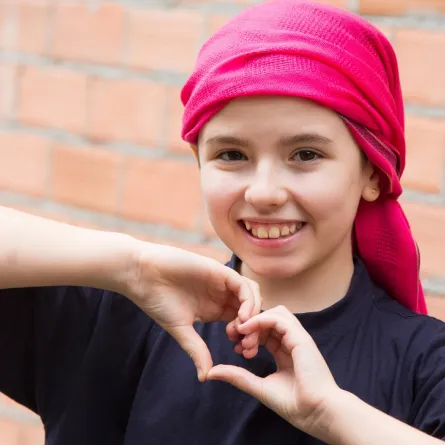 صورة لطفلة مصابة بالسرطان