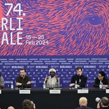 لجنة تحكيم مهرجان برلين السينمائي Berlinale في مؤتمر صحفي قبل ساعات من انطلاق المهرجان (مصدر الصورة: John MACDOUGALL / AFP)