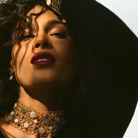 سيندي برونا Cindy Bruna في مجموعة سابيا Sabbia من بوميلاتو Pomellato