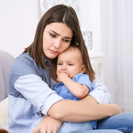  صورة لأم حائرة لا تعرف سبباً لبكاء طفلها 