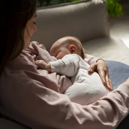 صورة لأم تقوم برضاعة الطفل