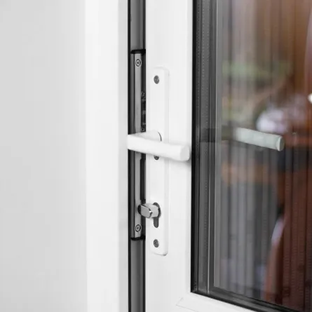 باب منزلي بلاستيكي