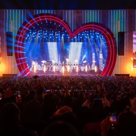 محمد حماقي  على مسرح أبو بكر سالم -الصورة من حساب بنش ماك على الانستغرام