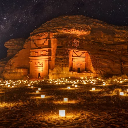 موقع مدائن صالح كما يبدو في المساء