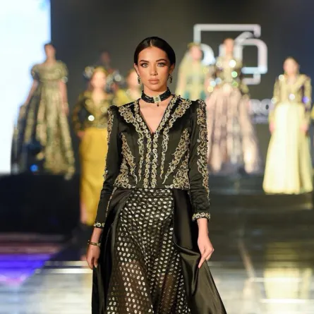 فستان أسود مطرز للمصمم كريم أكروف