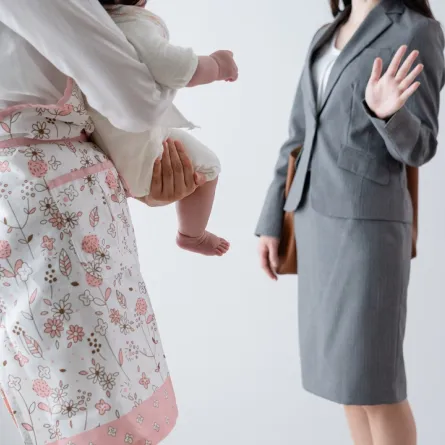 صورة لأم تترك طفلها في رعاية المربية