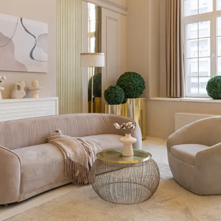 ديكور فخم في غرفة المعيشة ملون بالباستيل