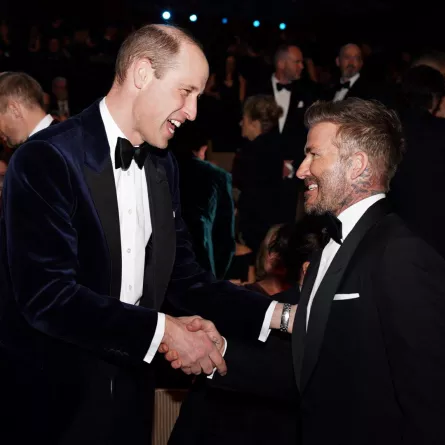 ديفيد بيكهام يصافح الأمير ويليام في قاعة المهرجانات الملكية (Prince William shakes hands with former footballer David Beckham at the Royal Festival Hall). مصدر الصورة: Jordan Pettitt / POOL / AFP
