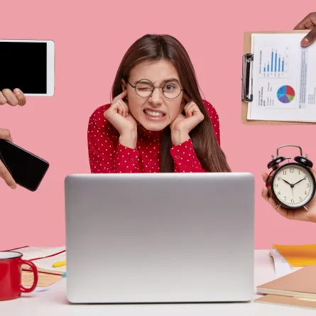 كيف يمكن تحسين بيئة العمل من خلال تبني أساليب إيجابية وتحفيز الفهم والتفاعل البناء بين الزملاء