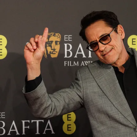 روبرت داوني جونيور Robert Downey Jr في حفل البافتا (مصدر الصورة:  Adrian DENNIS / AFP)